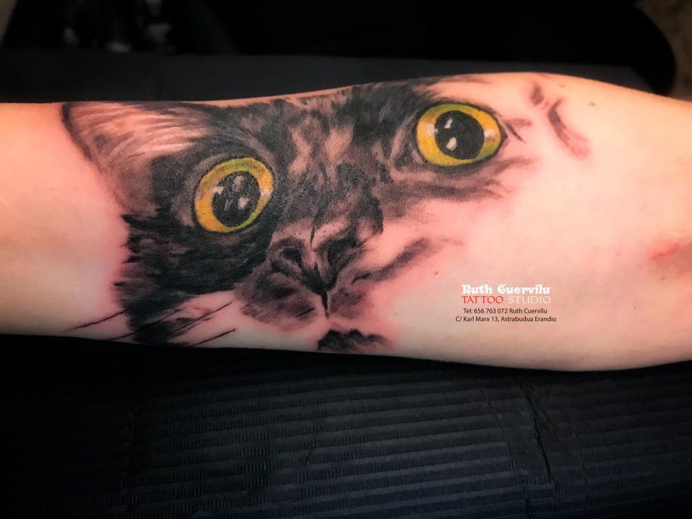 tatuaje gato mirando bonito - Estudio Tatuajes Erandio, KM13 Studio, Ruth Cuervilu Tattoo