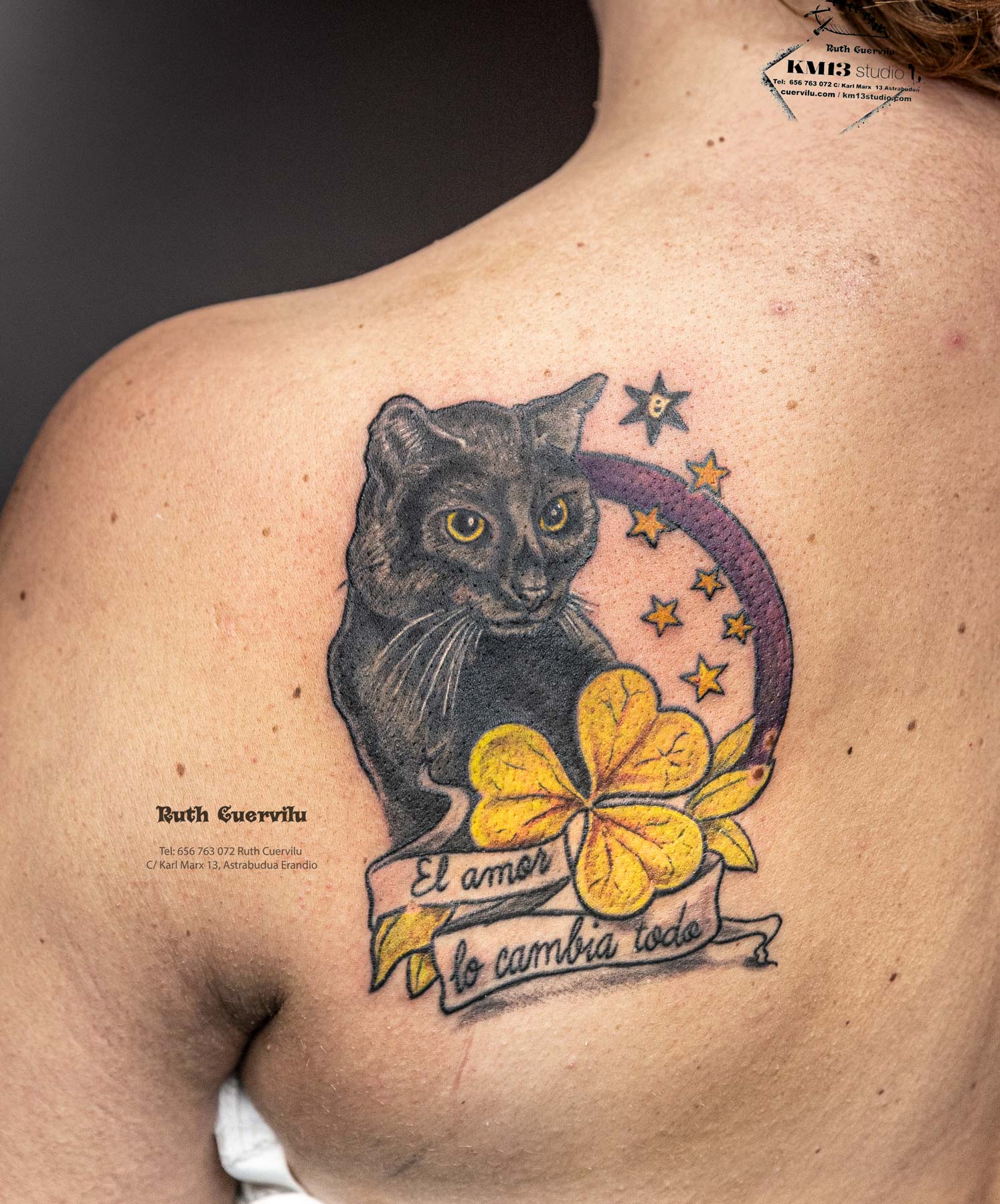 Tatuaje Retrato Gato Negro - El amor lo cambia todo - Ruth Cuervilu Tattoo - KM13 Studio - Estudio de tatuajes en Astrabudua-Erandio Bizkaia Bilbao Getxo Leioa Barakaldo