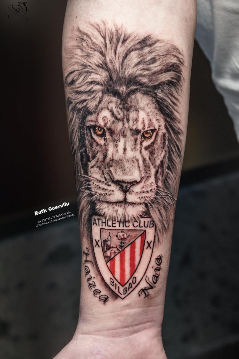 Tatuaje Realismo Leon Agresivo Escudo Athletic Club Bilbao - ruth cuervilu tattoo km13 studio - estudio de tatuajes erandio astrabudua bilbao bizkaia
