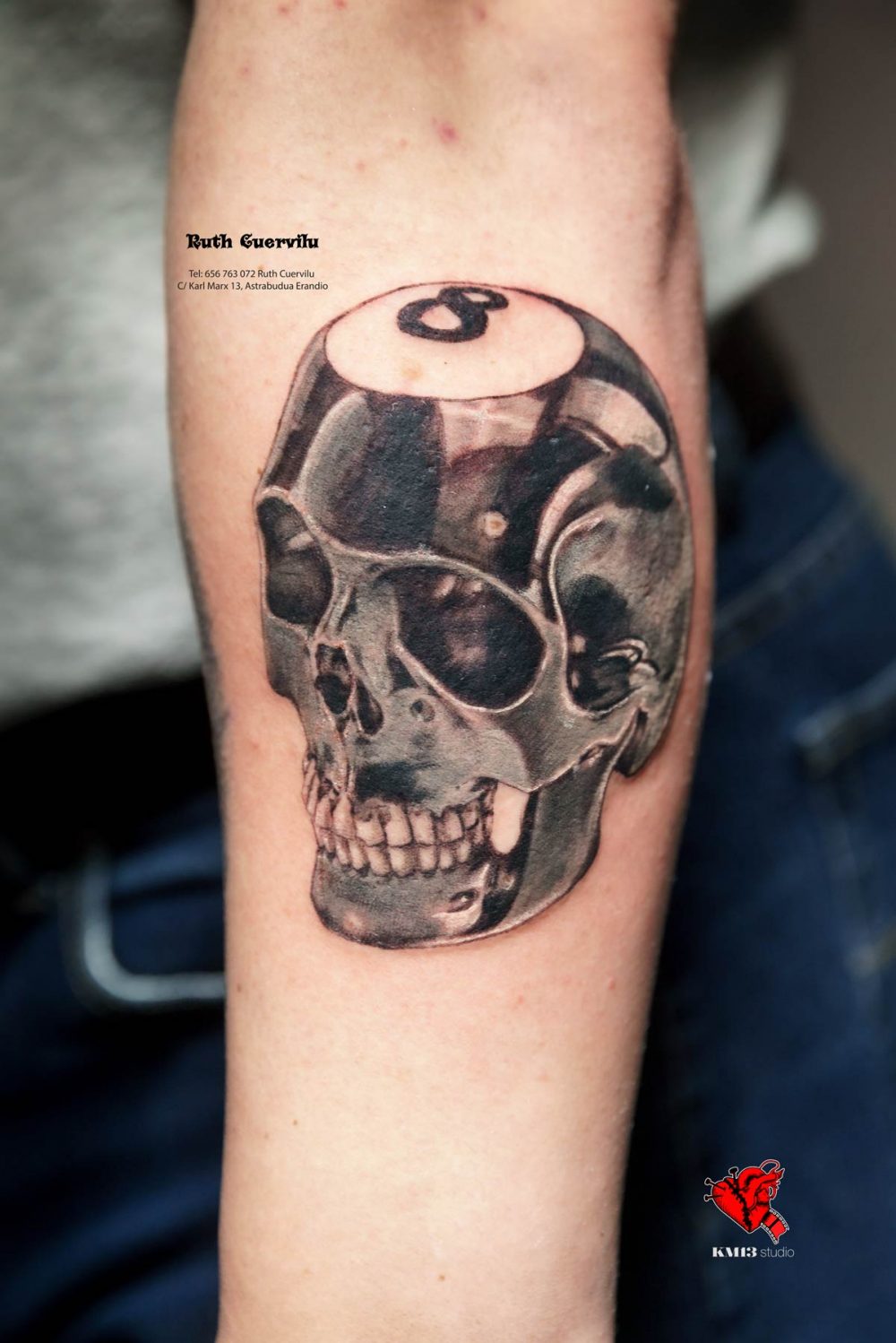 Tatuaje calavera realismo de metal black and grey - ruth cuervilu tattoo km13 studio - estudio de tatuajes erandio astrabudua bilbao bizkaia