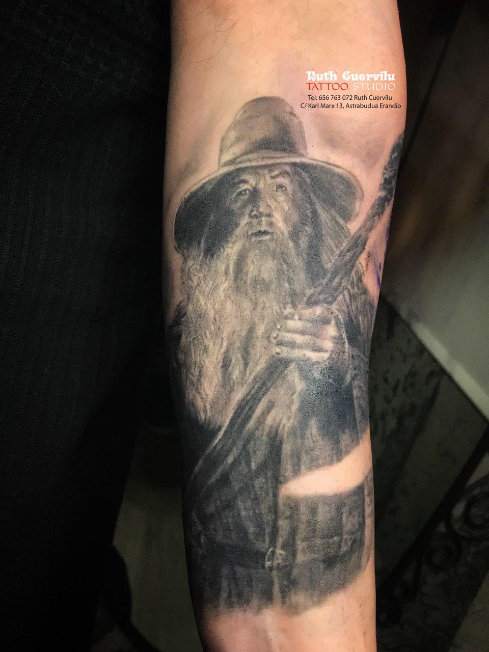 Tatuaje Gandalf Grey - curado Ruth Cuervilu Tattoo - KM13 Studio - Estudio de tatuajes en Erandio, Bizkaia