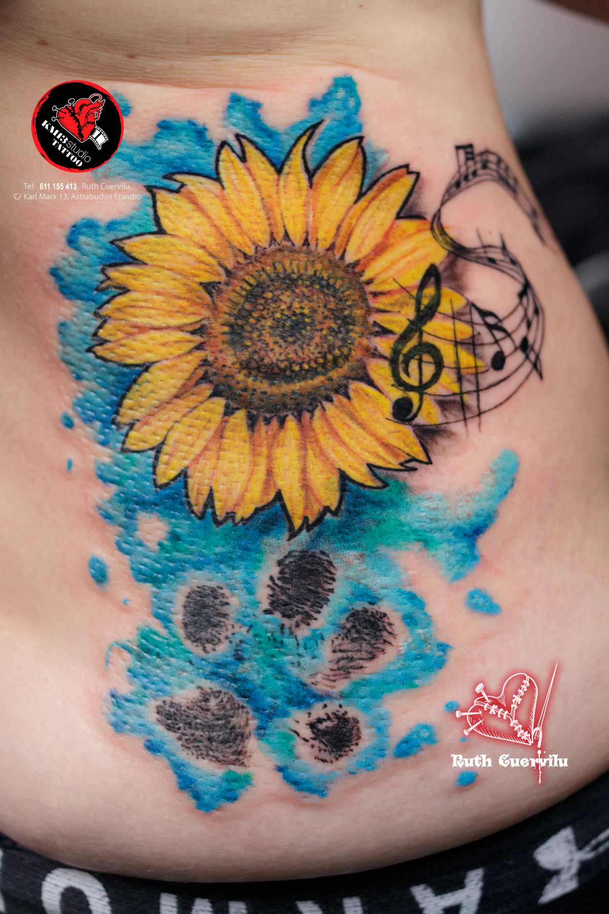 Tatuaje girasol partitura musical y huella perro tapa cicatriz – Ruth Cuervilu Tattoo – KM13 Studio – estudio de tatuajes erandio astrabudua bilbao bizkaia