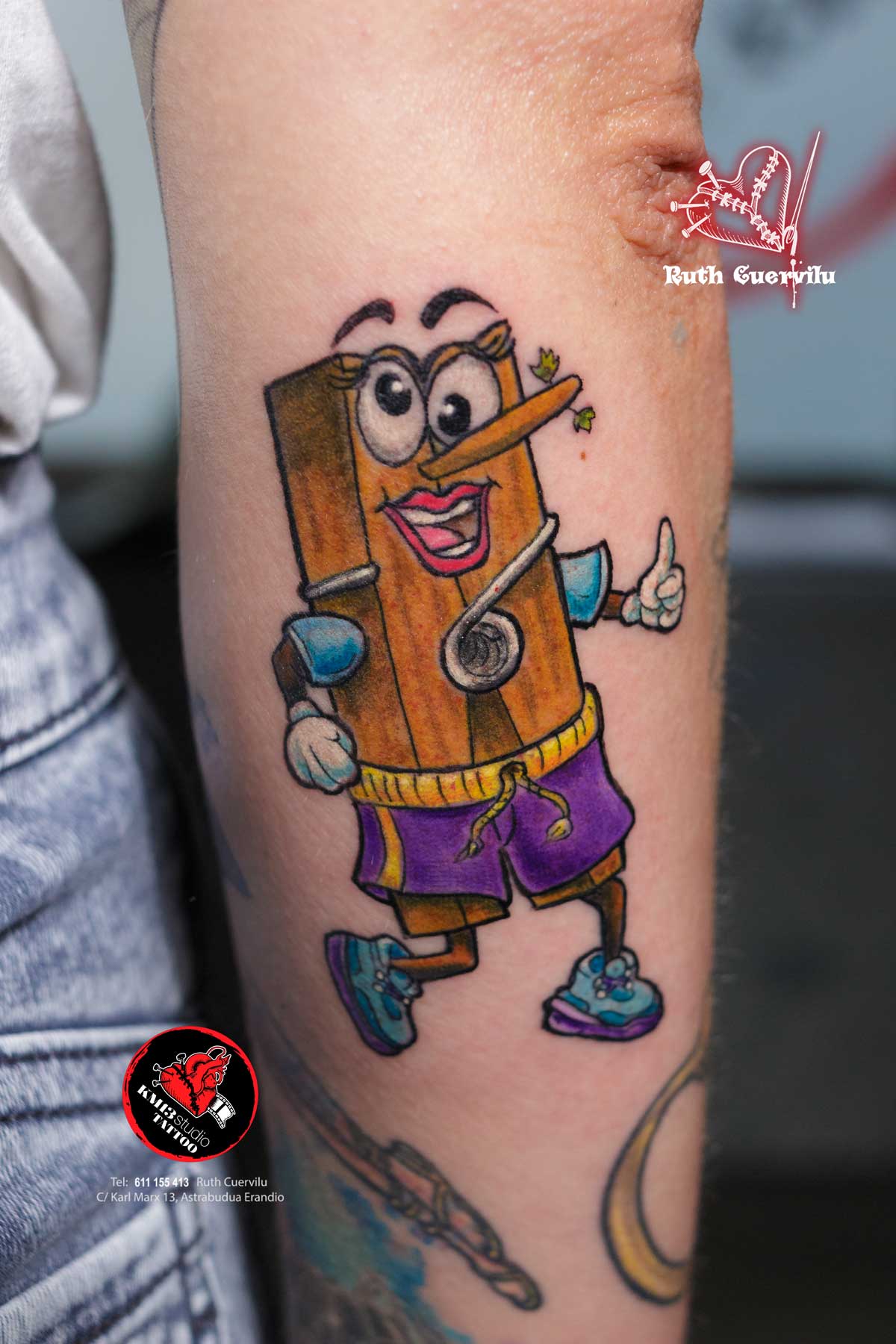 Tatuaje Cartoon Pinza se te va la pinza – Ruth Cuervilu Tattoo – KM13 Studio – estudio de tatuajes erandio astrabudua bilbao bizkaia