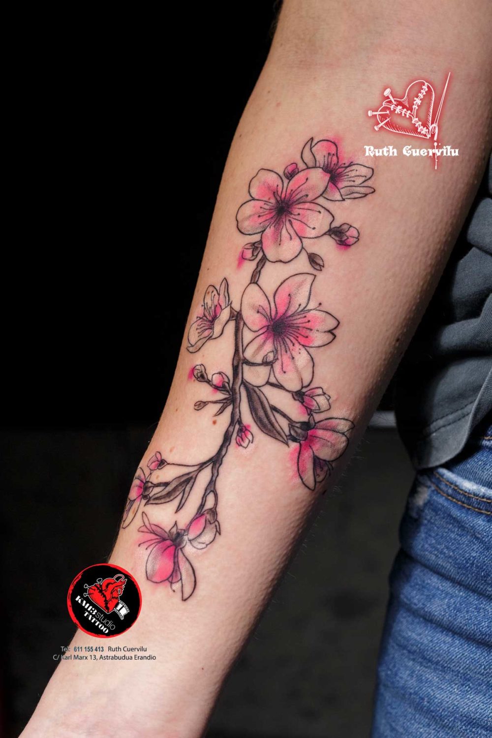 Tatuaje Iskander, gafas sol emoji y flor cerezo - Ruth Cuervilu Tattoo - KM13 Studio - estudio de tatuajes erandio astrabudua bilbao bizkaia